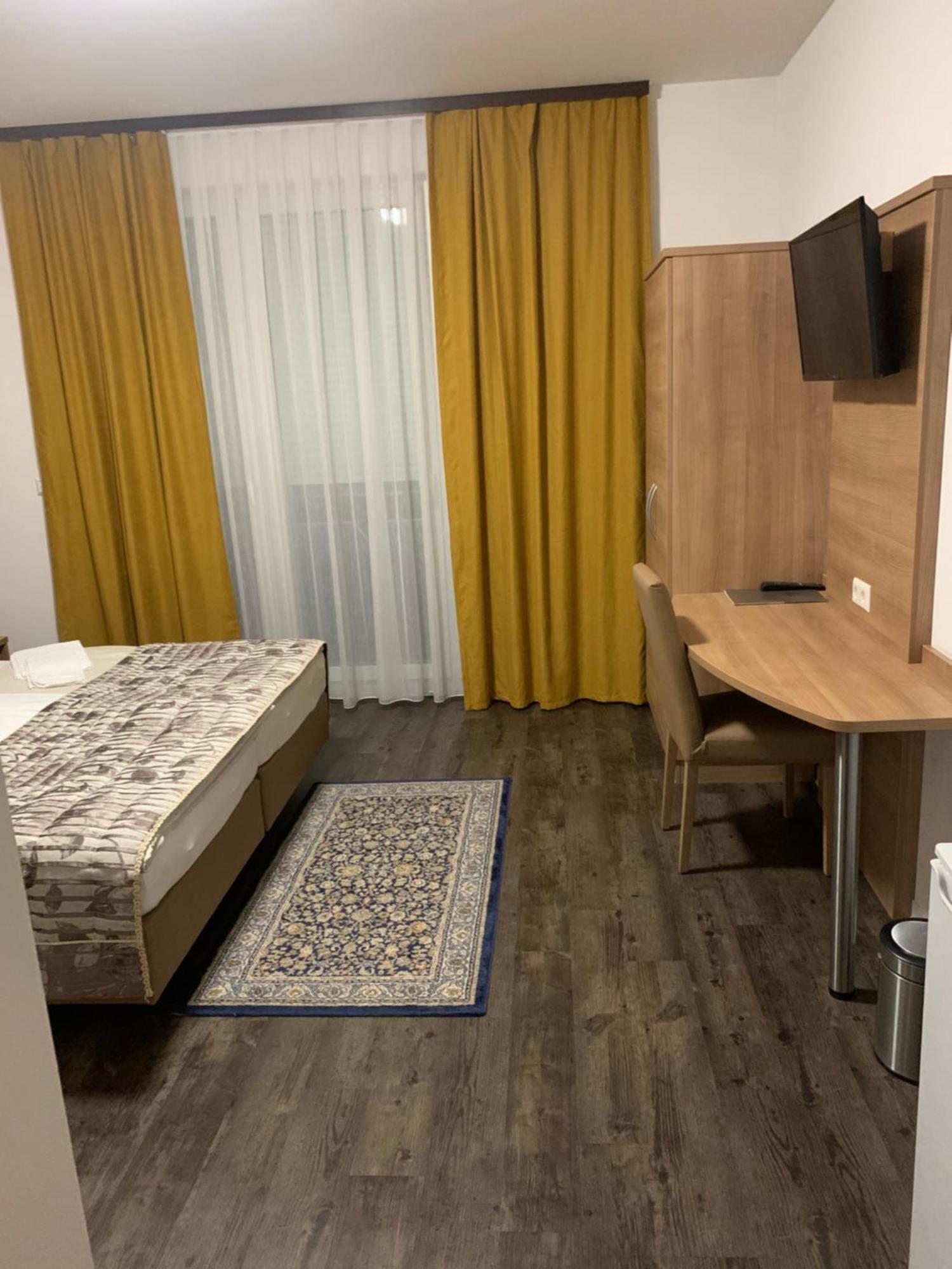 Hotel Pizzeria Da Beni Kochersteinsfeld Kültér fotó